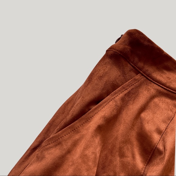 🚨SOLD🚨 Cider Faux Suede Mini Skirt - Picture 3 of 4